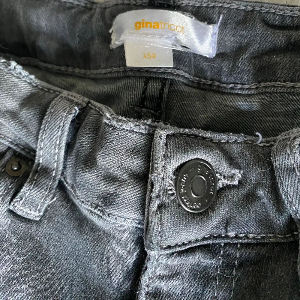 Gråa jeans från GinaTricot i storlek 152 . Jeans & Byxor.