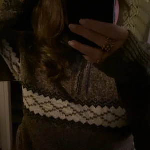 Stickad höst tröja🍁 - Mysig tröja med fint mönster, så höstig!!  Mindre i storleken, passar mer som M/S😇