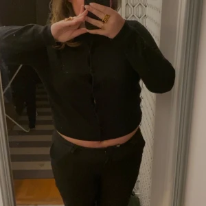 Svart basic kofta - Svart kortare finstickad kofta med svarta knappar. Basic men så fin! Mindre i storleken, mer som M/S😇