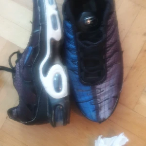 Nike sneakers i blå och svart - Nike Air Max skor/fotbollsskor i gott skick säljes!   Skorna är i storlek 42 och har använts sparsamt, vilket innebär att de är i utmärkt skick. Med sin unika och stilrena design i blå och lila nyanser kommer dessa skor garanterat att få dig att sticka ut! .  **Detaljer:** - **Märke:** Nike - **Modell:** Air Max - **Storlek:** 42 - **Skick:** gott skick , sparsamt använda - **Färg:** Blå och lila  **Fördelar:** - Komfort och dämpning med Nike Air Max-teknologi - Slitstarkt material som håller för både träning och match - Snygg design som ger dig en unik stil på planen  **Pris:** 400 kr (kan diskuteras vid snabb affär).   Skicka ett meddelande vid intresse eller om du har några frågor. Grabba chansen innan de försvinner!