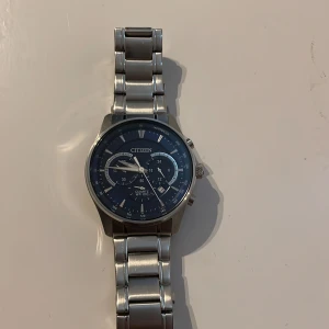 Klocka  - Klocka från citizen, väldigt fint skick! Dock är det en repa skriv t mig så skickar jag bild. Ej använd så mycket! Nypris 1600 har jag för mig!