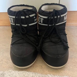Moonboots - Säljer nu mina Moonboots. Köpte de förra vintern, använda ett fåtal gånger☺️ kontakta innan köp!