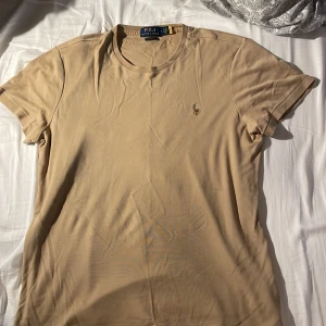 Polo Ralph lauren t shirt - Säljer Elin t shirt från polo Ralph lauren som knappt är ändvänd Storlek passar M men samt S då den är slum i bröstet pris kan däröfr diskuteras