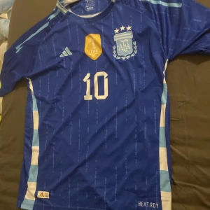 Argentina fotbollströja  - Säljer min helt nya Argentina fotbollströja. Använder den inte så vill sälja skick 10/10