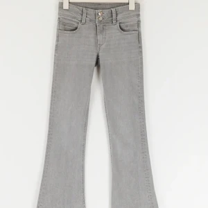 Gina tricot Young jeans - Lågmidjade bootcut jeans,super stretchiga.De är andvända fler tal gånger men har andvänt jeansen sparsamt, är i jätte fint skick💕 De ett litet hål på inner sidan av låret,inget som syns.Skriv dm  för fler bilder samt information