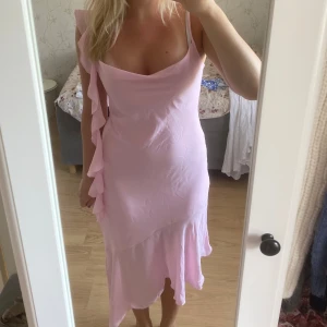 Rosa klänning - Rosa miniklänning med så fina detaljer🩷 Jättefint skick!