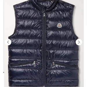 Moncler väst - Inte använd så ofta då den var för liten för mig, bra skick marin färg. Dm för mer information ❤️