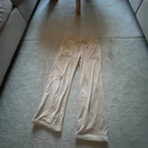 Juicy byxor - Bra skick men har en liten röd fläck på fickan som ni kan se på 5 bilden.