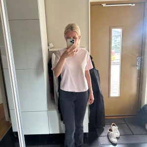 Jeans från Gina strl. 34 - Jättefina svarta jeans från Gina (ser lite gråa ut men är svarta) sparsamt använda