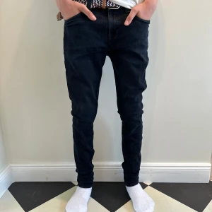 Nudie jeans - Tjena! Säljer dessa feta Nudie Jeans ⭐️ Skicket är 10/10 med inga flaws 😊 Priset är inte fast utan kan ändras 💵 Om du har några funderingar tveka inte på att fråga 👍