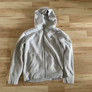 Ralph Lauren zip hoodie - Ralph Lauren zip hoodie storlek S i fint skick. Inga skador eller fläckar. Nypriset är 2 195kr jag säljer den för 399kr eller bud. Mvh 