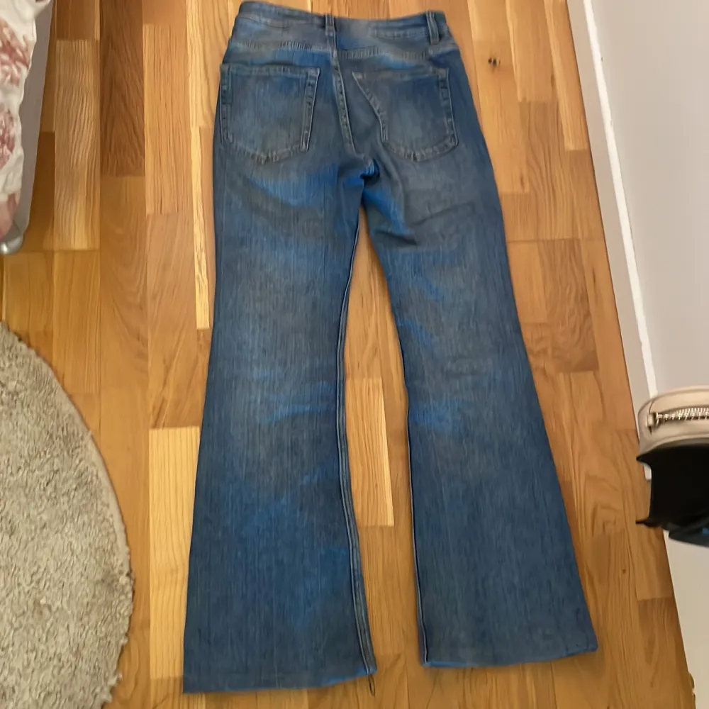 Jeans med naturlig midja med flare ben. Jeans & Byxor.