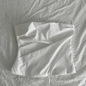 Vit bandeau topp - Vit bandeau topp från zara i storlek XS. Jättesöt och fin till sommaren. Aldrig använd så den är i nyskick 