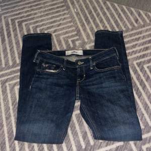 Lågmidjade Hollister jeans i perfekt skick. I storlek xxs, W26 L31. 💕💕