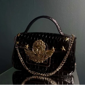 Väska med gulddetaljer - Fallen Star Bag🍸 -Pris:349kr -Storlek:S -Skick:Väldigt bra