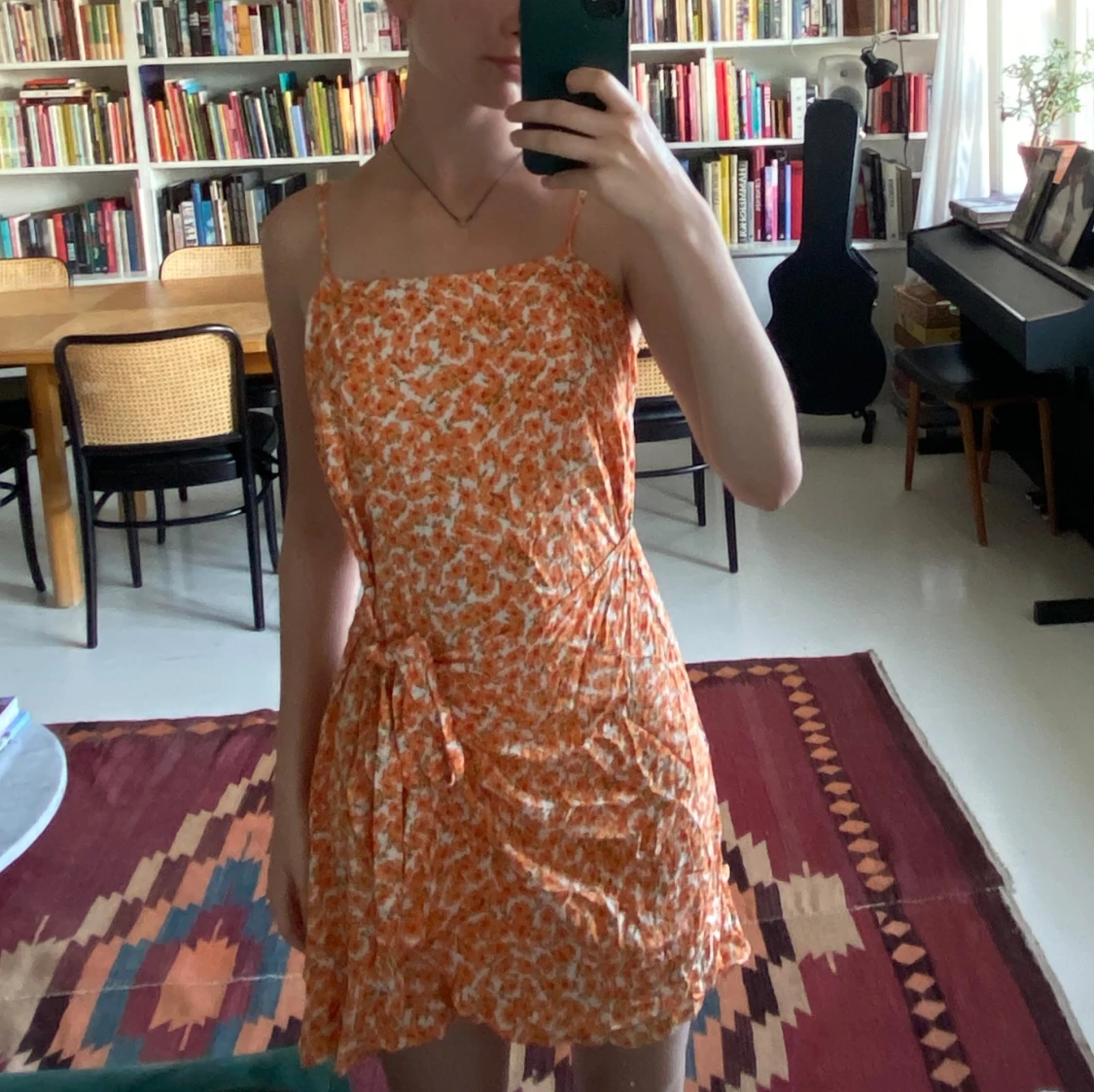 Ny blommig klänning