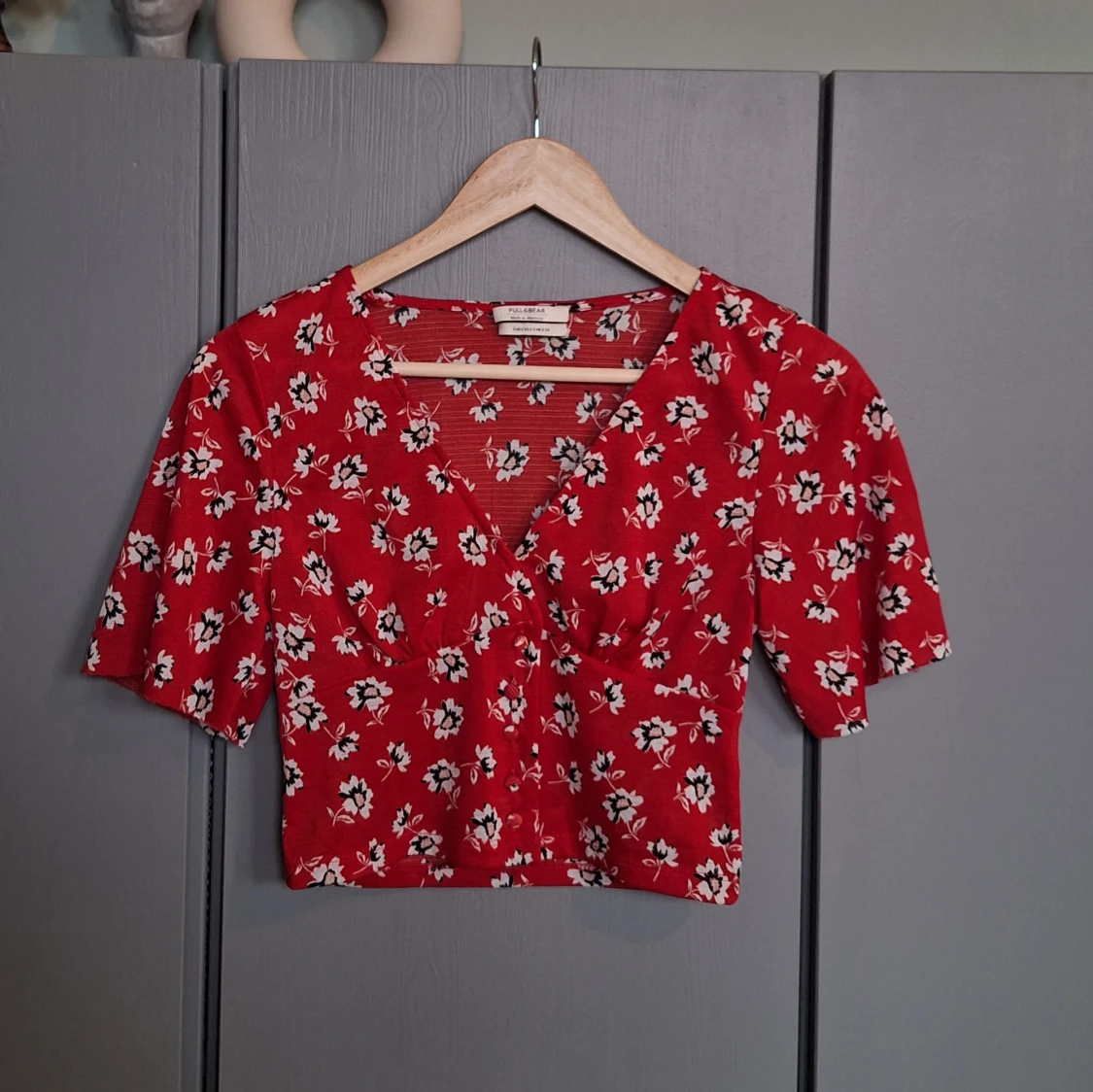 Pull&bear - sommartopp- röd topp med blommor och knappar strl S  - 91