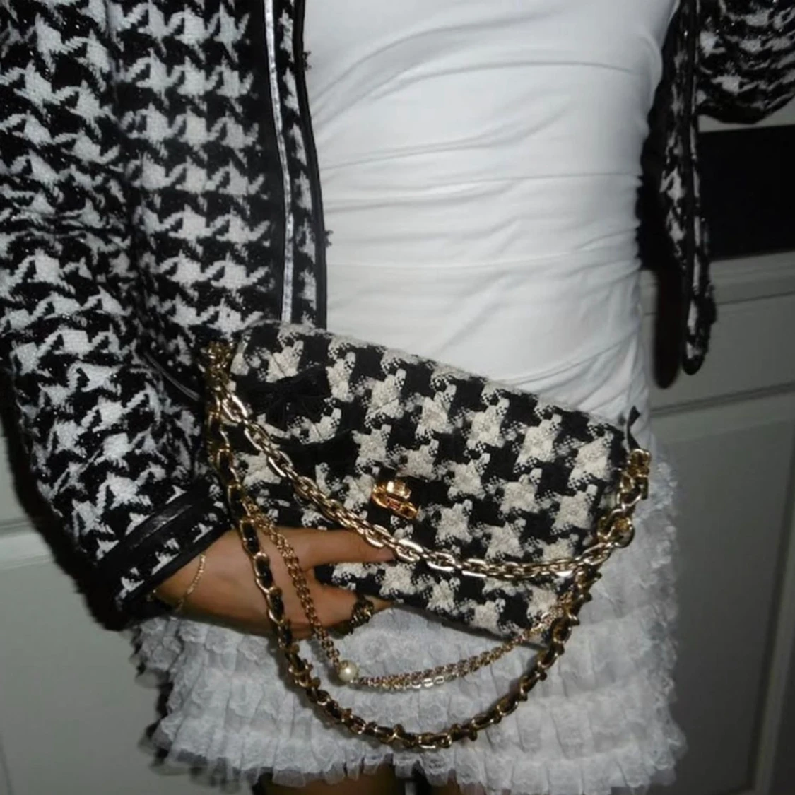 Väska med kedjor och rosetter - 91