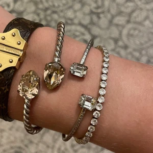 Caroline svedbom armband  - Båda för 240kr elr 150kr per armband (de två i mitten)!💕 Har rostat en del på undersidan men inte något man ser så mycket framtill!😊💕 2 boxar ingår!