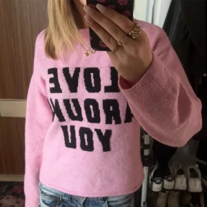 Love around you stickad tröja - från h&m första bilden lånad storlek xs