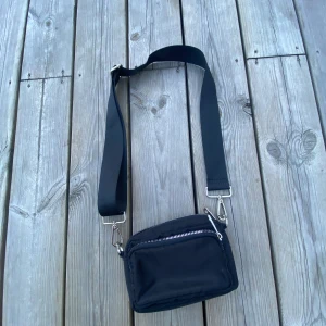 Liten väska - En liten väska som är lätt att ta med sig och inte tar så myxket plats🥰