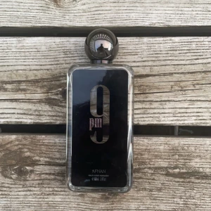 Afnan 9 Pm 100ml - Säljer denna Afnan 9Pm parfymen. Som bilden visar är det väldigt mycket kvar, säkert 85-90Ml av 100 kvar, box kan fås med