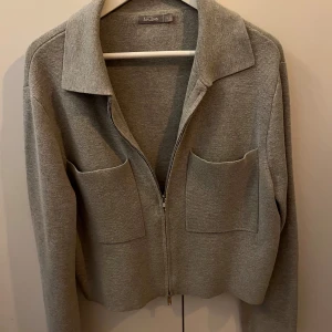 Åhléns kofta  - Säljer den här fina koftan från Åhléns, nypris 500 kr nästan aldrig använd
