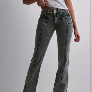 Gråa bootcut jeans - Super snygga gråa lågmidjade bootcut jeans ifrån Nelly som är slutsålda!❤️ Storlek 36. (Bilder ifrån Nellys hemsida) nypris; 699kr