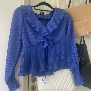 Blå Vero Moda blus - Säljer min blåa vero Moda blus då den inte kommer till användning 
