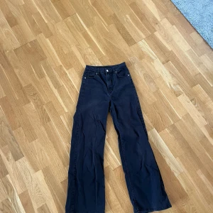 Högmidjade utsvängda jeans - Högmidjade utsvängda jeans i storlek 36. Bra skick