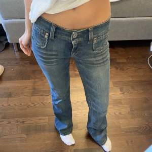 Säljer dess snygga lågmidjade vintage jeans som är väldigt sköna i materialet och har bra passform  Obs( lånad bild)