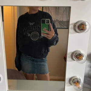 Mörkblå sweatshirt - Mörkblå sweatshirt med tryck, från Madlady och köpt för flera år sedan, sparsamt använd och har inga defekter🥰 den är rätt oversize skulle säga att den passar L också🥰