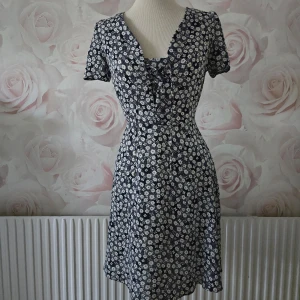 Kort tunn blommig klänning - Tycker den känns lite liten i storleken o trång över axlarna. I övrigt fint skick.