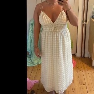 Oanvänd klänning gina - Såå fin sommarklänning från Gina! Helt oanvänd, lappen är kvar. Nypris 599kr, storlek 38. Frakt tillkommer 