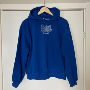 Hoodie Weekday - Blå hoodie från Weekday. Använd 1 gång. 