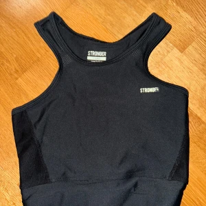 Topp från STRONGER  - Fint skick, lite använd. Säljs pga för liten. 