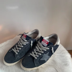 Golden goose - Tja säljer nu mina golden goose eftersom jag vill köpa nytt. Väldigt schyssta dock defekt på båda hälarna men det är inget en skomakare inte kan lösa. Hör av er vid frågor!