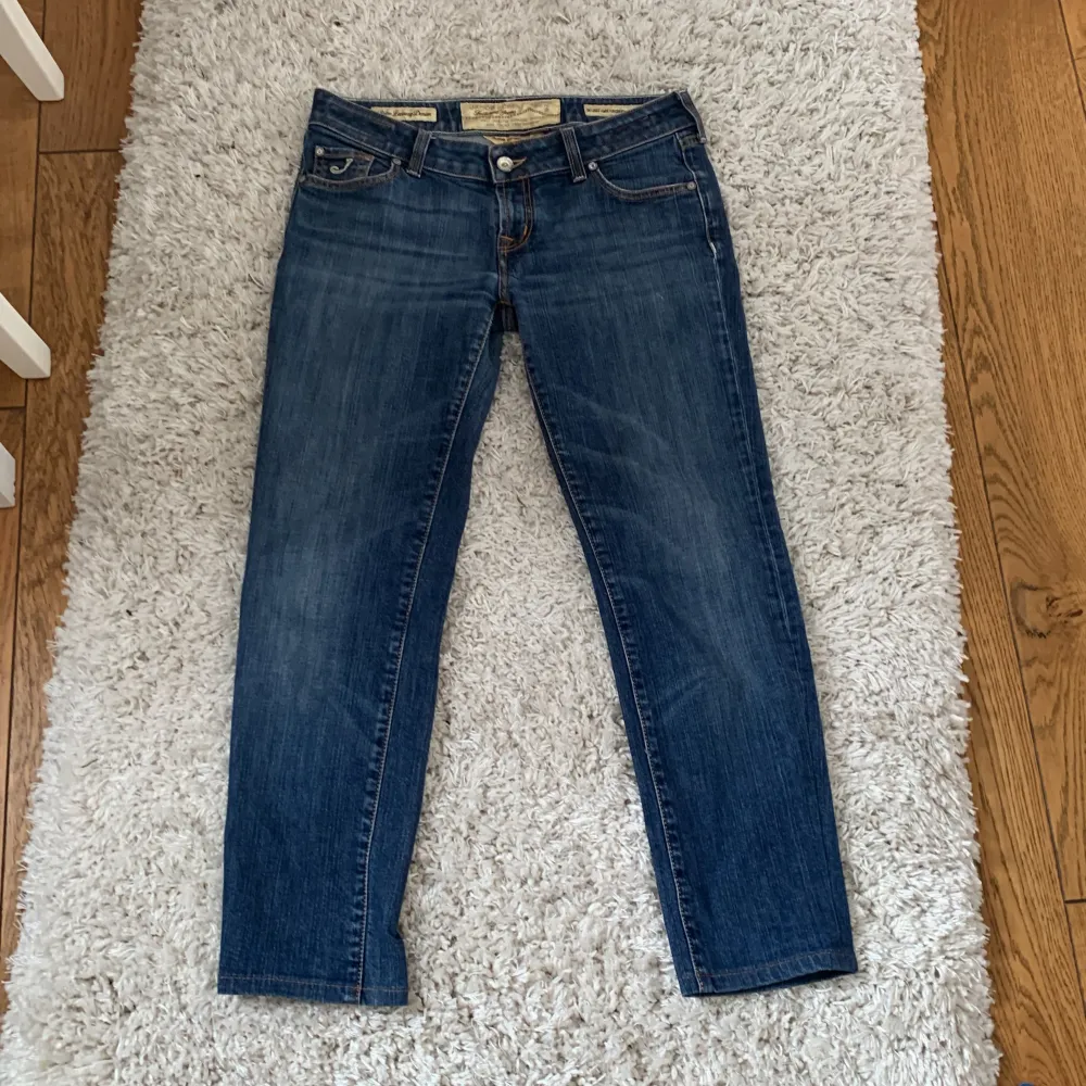 Säljer mina Jacob Cohen jeans. Modellen heter 711. Storleken är 30, men var i korta i benen på mig (172cm lång). Tänker mig att man ska vara max 165cm lång för att de ska passa. Innersömn är 67,5cm. Jeans & Byxor.