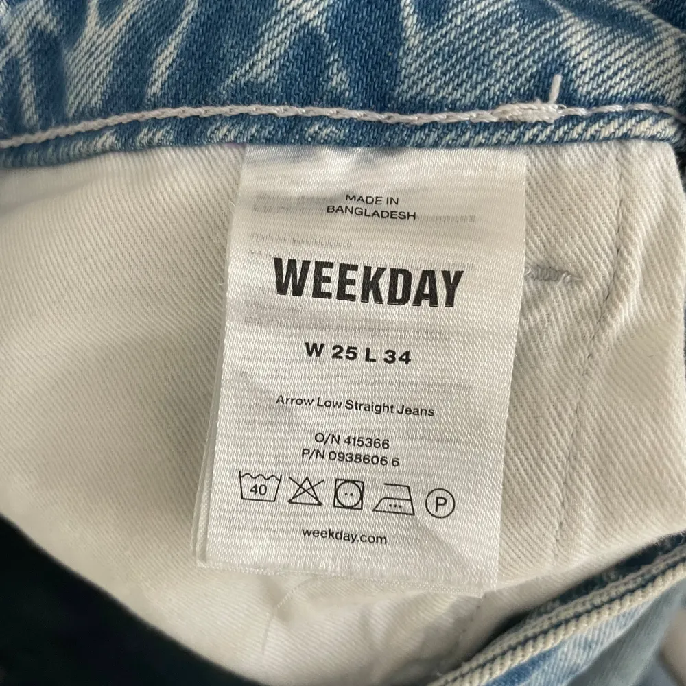 Ett par ljusblå low waist arrow jeans som e straight. De är i storlek 25/34. Passar mig som e lång😍 originalpriset är 590 kr. Jeans & Byxor.