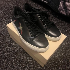 Axel Arigato Sneakers stl 40 - Knappt använda Arigatos köpta i vintras. Bra skick.  Nypris 2500:-    stl 40
