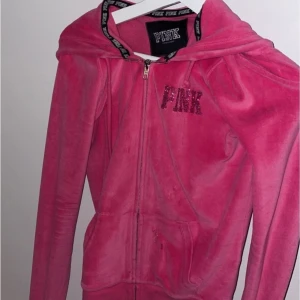 Victoria secret - zip hoddie  - Vintage zip hoddie från Victoria secret, några defekter som man ser. Övrigt super fin och skön. Kom privat för mer frågor eller bilder, priset går alltid att diskutera  (omöjlig att få tag på ) 🫶🏻