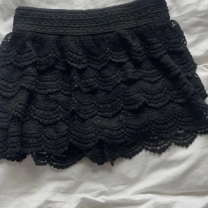 Svart spetsshorts - Jättegulliga spetsshorts som inte använda längre. Det står ingen storlek i dem, men de passar xs-m. I toppen skick och har inga defekter. Köpta utomlands så vet inte vilket märke det är. Använd gärna köp nu.