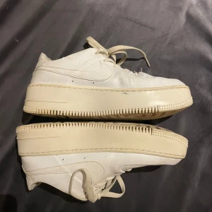 Nike skor  - Säljer dessa Nike skor till dam , de är i storlek 38,5 och i bra skick förutom små hål som ej syns på. 