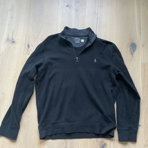 Polo Ralph lauren quarter zip hoodie - Storlek S Ralph lauren polo hoodie svart för 450, använd men inga defekter Bara att höra av sig mvh//elliott