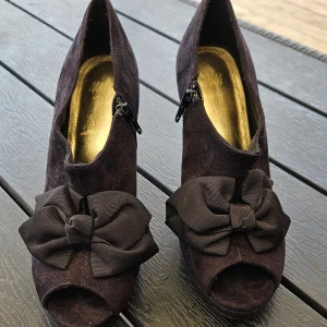 Stilrena klackar - Stilrena, högklackade skor från H&M i str 39.