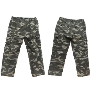 militärbyxor cargo - militärbyxor/cargobyxor köpt på vinted! OBS! inseam är ca 65 cm, byxorna är korta. midjemåttet är ca 95 cm, passar bäst som mid/lowrise och baggy 🖤rekommenderar till en strl 38 men dubbelkolla dina mått 😻 