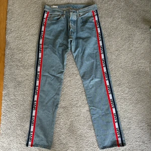 Levis jeans - Säljer detta par Levi’s som är insprincip oanvänd, väldigt snygga och lätt att styla. Sitter väldigt skönt på men har blivit för små för mig