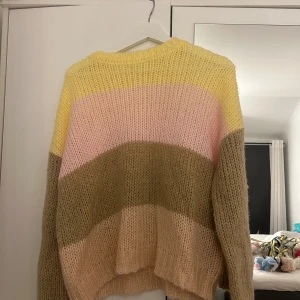 Stickad tröja  - Jätte fin tröja som inte går till användning💕