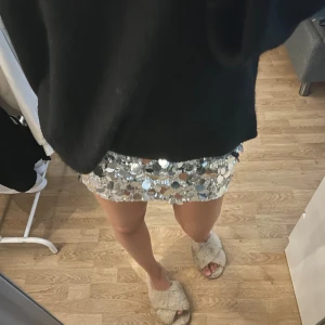 Paljettkjol  - Helt oanvänd! Storlek s