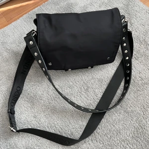 Nunoo väska - Nunoo väska i mycket bra skick. Har tre typer av handtag och materialet är vattentätt. Nypris 900:- mitt pris 450:-